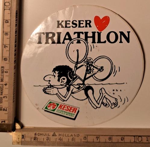 Vintage strip sticker Keser uitzendburo triathlon, Verzamelen, Stickers, Zo goed als nieuw, Overige typen, Ophalen of Verzenden
