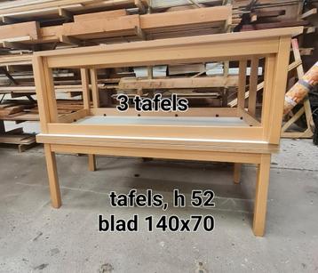 Schoolbureaus/stoeltjes. Houtensets.  Klein/Laag beschikbaar voor biedingen