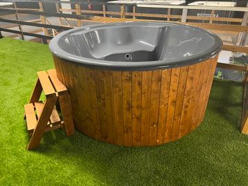 Ronde hottub met kachel houtgestookt beschikbaar voor biedingen
