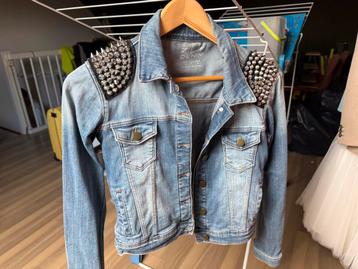 Spijkerjasje met studs beschikbaar voor biedingen