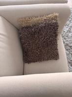 Twee sierkussens donkerbruin en beige met glans, Ophalen of Verzenden, Gebruikt, Beige, Vierkant