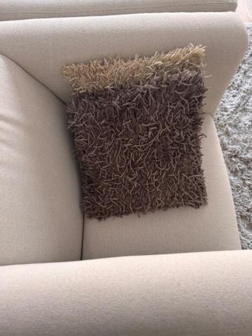 Twee sierkussens donkerbruin en beige met glans beschikbaar voor biedingen