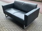 Artifort design Mare bank 149 cm breed zwart leer
de bank is, Huis en Inrichting, Ophalen, Gebruikt, Design, Tweepersoons