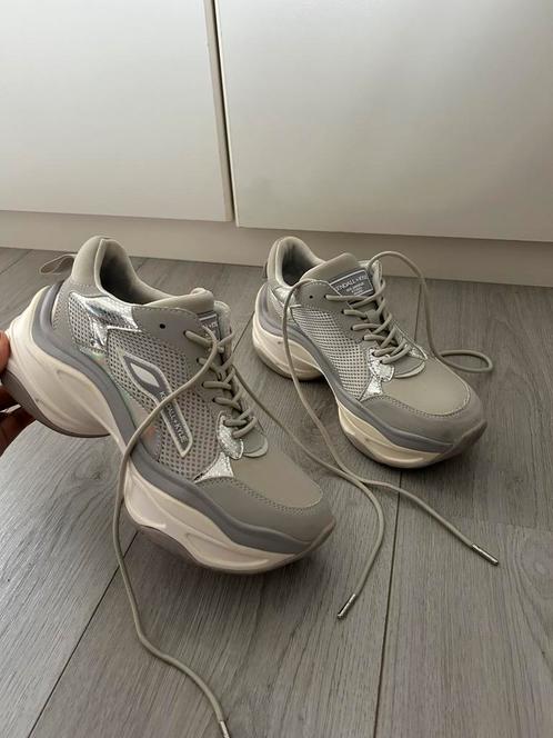 Kendall + Kylie sneakers met hoge zool, Kleding | Dames, Schoenen, Zo goed als nieuw, Sneakers of Gympen, Grijs, Ophalen of Verzenden