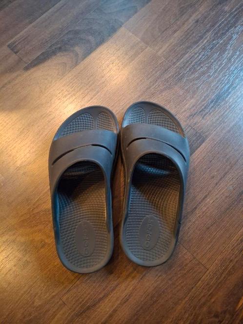 Oofos ooahh slippers zwart maat 37, Kleding | Dames, Schoenen, Zo goed als nieuw, Ophalen of Verzenden