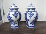 Twee Petrus Regout Delft blauw stijl vazen - geen merkteken, Antiek en Kunst, Antiek | Keramiek en Aardewerk, Ophalen