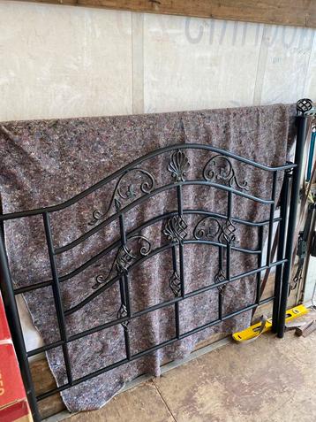 Prachtig metalen bed - 140x200 - zgan matrassen - nochris beschikbaar voor biedingen