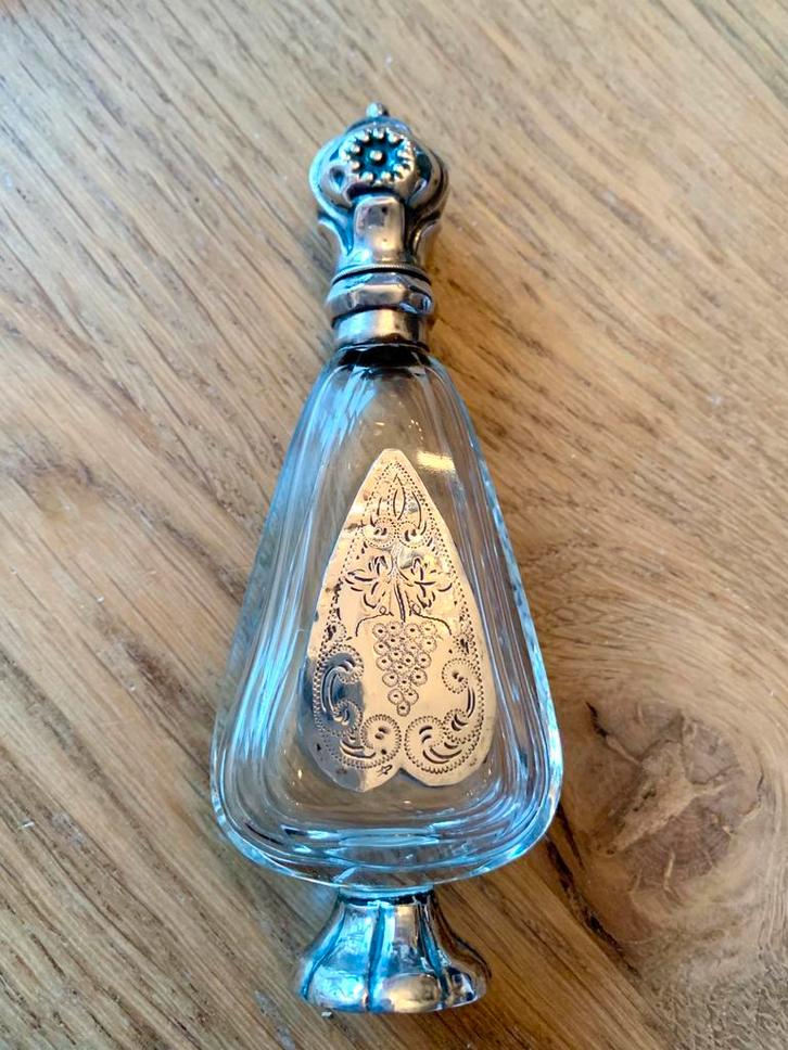 Antiek kristallen parfumflesje met Hollands zilveren dop., Antiek en Kunst, Antiek | Goud en Zilver, Zilver, Ophalen of Verzenden