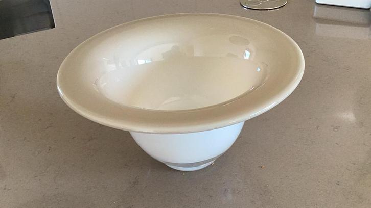 Beige Glazen Schaal - Stevig & Stijlvol, Huis en Inrichting, Woonaccessoires | Schalen en Manden, Zo goed als nieuw, Schaal, Rond