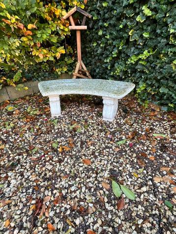 Wit betonnen tuinbank beschikbaar voor biedingen