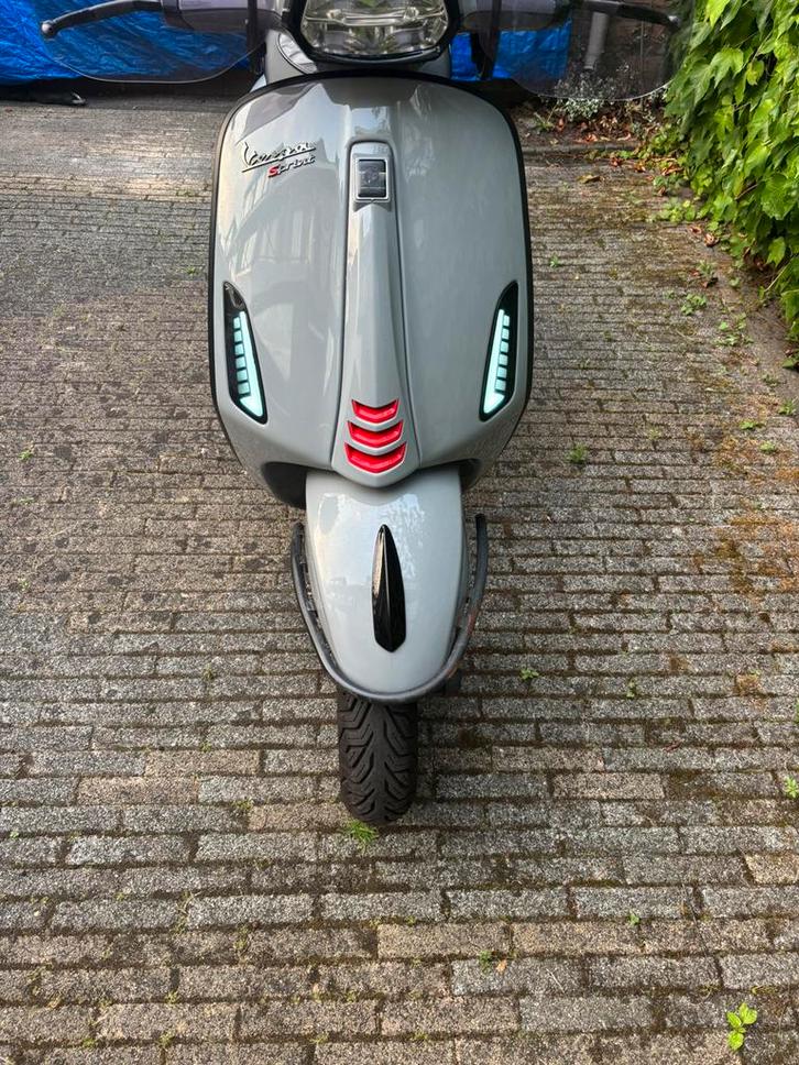 Vespa sprint 2020 nardo grey geel kenteken, Fietsen en Brommers, Scooters | Vespa, Zo goed als nieuw, Vespa S, Maximaal 45 km/u