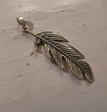 Vintage kettinghanger hangertje veer goudkleur bedel ketting beschikbaar voor biedingen
