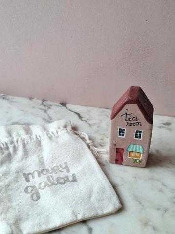 Kunst huisje tea room door Mary Galou beschikbaar voor biedingen