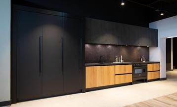 Moderne keuken met inductiefornuis en Quooker beschikbaar voor biedingen