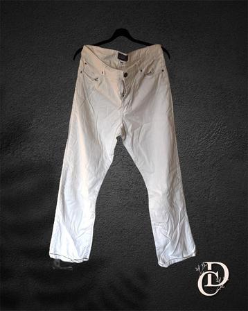 Witte broek beschikbaar voor biedingen
