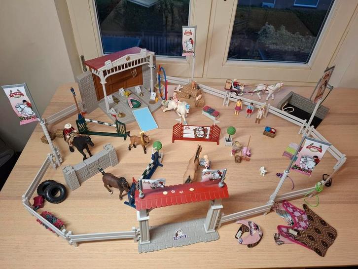 Schleich set 4 paarden spring parcour veel hindernissen, Verzamelen, Dierenverzamelingen, Zo goed als nieuw, Beeldje of Figuurtje
