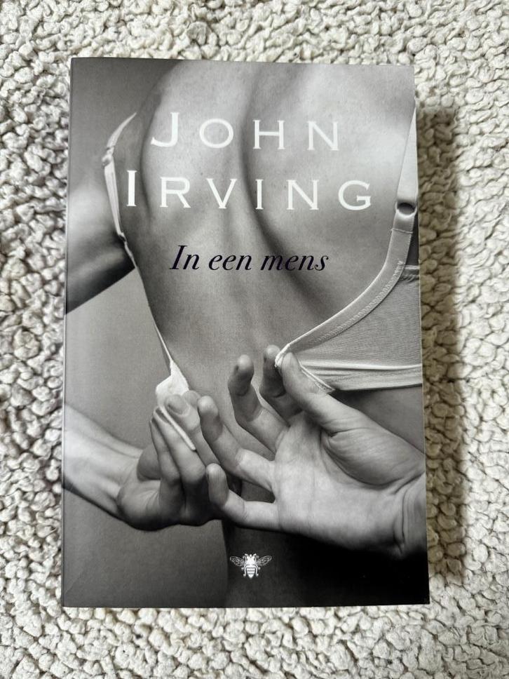 John Irving - In een mens, Boeken, Literatuur, Zo goed als nieuw, Ophalen of Verzenden
