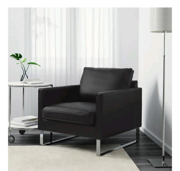 Twee stijlvolle zwarte leren fauteuils van IKEA, type MELBY beschikbaar voor biedingen