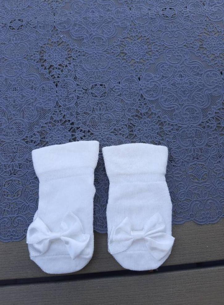 Gloednieuwe sokjes met strik ecru Mt 0-6 mnd, Kinderen en Baby's, Babykleding | Schoentjes en Sokjes, Nieuw, Meisje, Sokjes, Ophalen of Verzenden