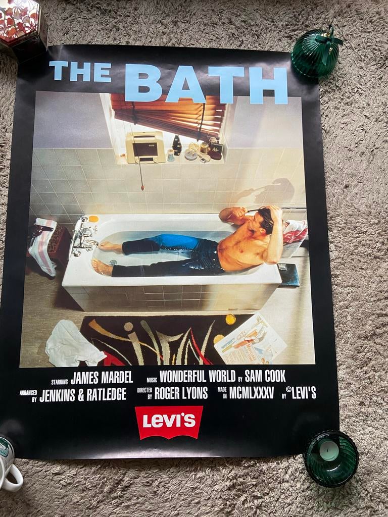 Levi's The Bath Reclame Poster klassieker originele koker, Verzamelen, Posters, Zo goed als nieuw, Reclame, A1 t/m A3, Rechthoekig Staand