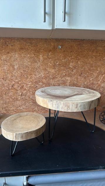 Houten bijzettafeltjes beschikbaar voor biedingen