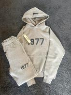 Essentials 1977 Trainingspak NIEUW! ( S ), Kleding | Heren, Heren-kledingpakketten, Ophalen of Verzenden, Nieuw, Maat 46 (S) of kleiner