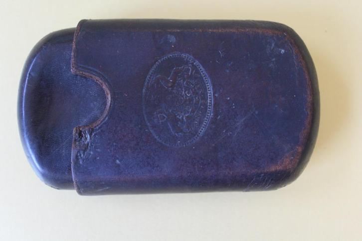 Antieke sigarenkoker met ingeslagen reliëf. Ca. 1900, Verzamelen, Rookartikelen, Aanstekers en Luciferdoosjes, Gebruikt, Tabaksdoos of Verpakking