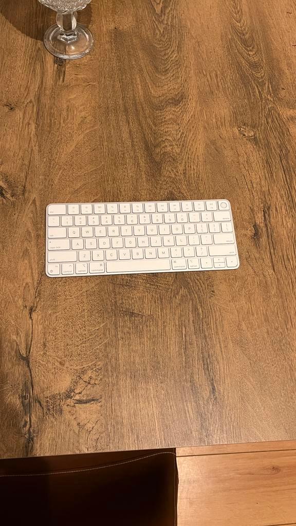 Apple Magic Keyboard | Touch ID | International | Lightning, Computers en Software, Toetsenborden, Zo goed als nieuw, Ophalen