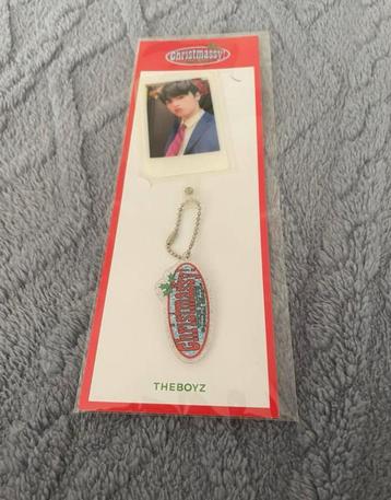 The Boyz Christmassy Juyeon Phone tab & Acrylic Key Ring beschikbaar voor biedingen