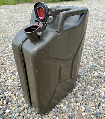 Twee leger jerrycans beschikbaar voor biedingen