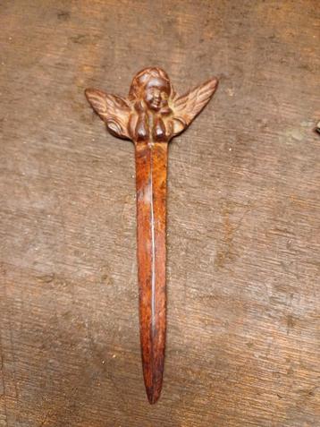 Oude briefopener met engel beschikbaar voor biedingen