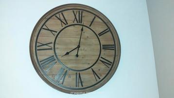 zeer mooie grote houten wandklok beschikbaar voor biedingen