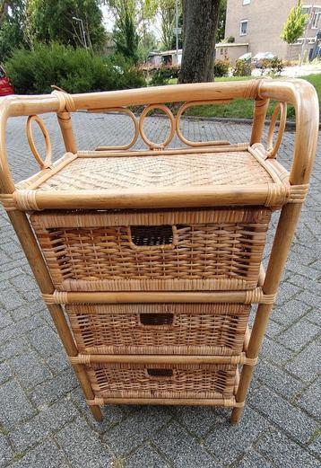 Vintage rotan ladenkastje beschikbaar voor biedingen