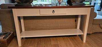 Sidetable met gelakt blad. beschikbaar voor biedingen