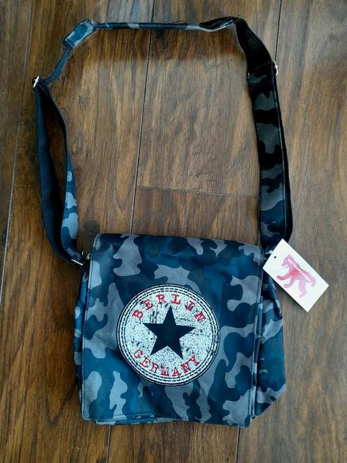 Nieuwe canvas schoudertas camouflageprint met Berlijn logo, Sieraden, Tassen en Uiterlijk, Tassen | Schoudertassen, Nieuw, Zwart