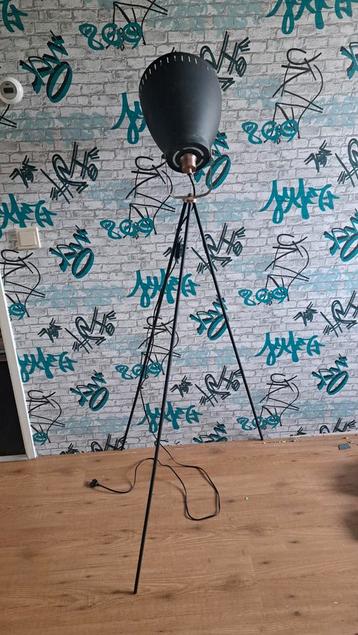 Gratis Staande Lamp - Werkt, kap verbogen beschikbaar voor biedingen