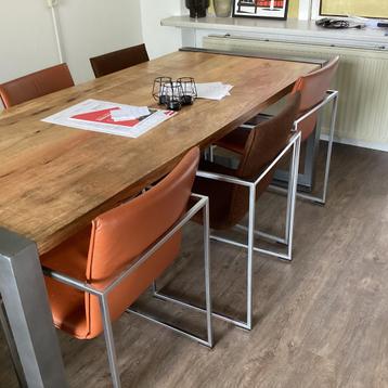 Mooie grote eettafel beschikbaar voor biedingen