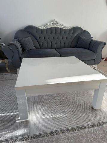 Thee tafel, salontafel beschikbaar voor biedingen