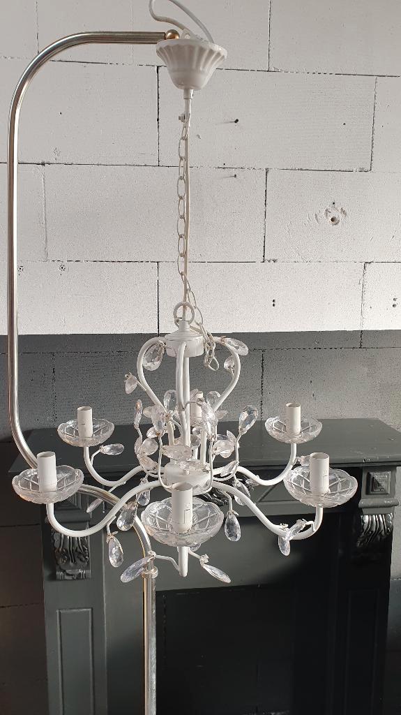 Brocante kroonluchter, 6 kaars, wit metaal en kunststof. S26, Huis en Inrichting, Lampen | Hanglampen, Gebruikt, Minder dan 50 cm
