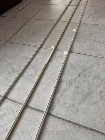 3 Complete smalle metalen gordijnrails met toebehoren beschikbaar voor biedingen