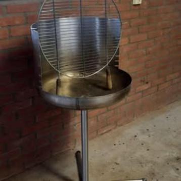 Houtskoolbarbecue te koop beschikbaar voor biedingen
