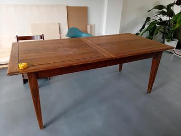 Grote massief houten uitschuifbare tafel beschikbaar voor biedingen