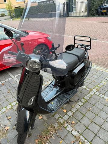 Scooter Capri V4s zwart – geel kenteken , minder dan 2000 km beschikbaar voor biedingen