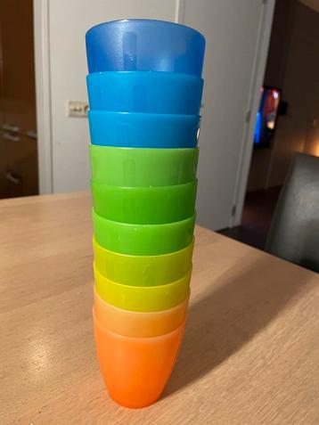Diverse plastic bekers voor camping doeleinde of kids beschikbaar voor biedingen