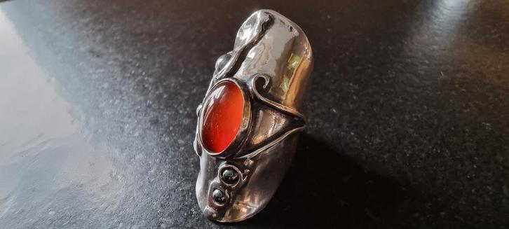 Zilveren vintage ring met carneool van kunstenaar amir poran, Sieraden, Tassen en Uiterlijk, Ringen, Zo goed als nieuw, Dame, 17 tot 18