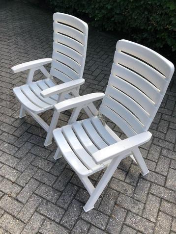 2 witte verstelbare witte tuinstoelen beschikbaar voor biedingen