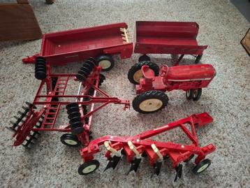 Ertl tractor met vier verschillende aanhangers beschikbaar voor biedingen