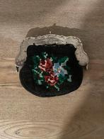 Zilveren beursje met geborduurd bloemmotief, Ophalen of Verzenden, Zo goed als nieuw, Overige kleuren, Met knipsluiting