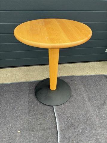 Klein rond tafeltje beschikbaar voor biedingen
