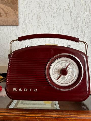 Retro radio van La chaise lounge beschikbaar voor biedingen